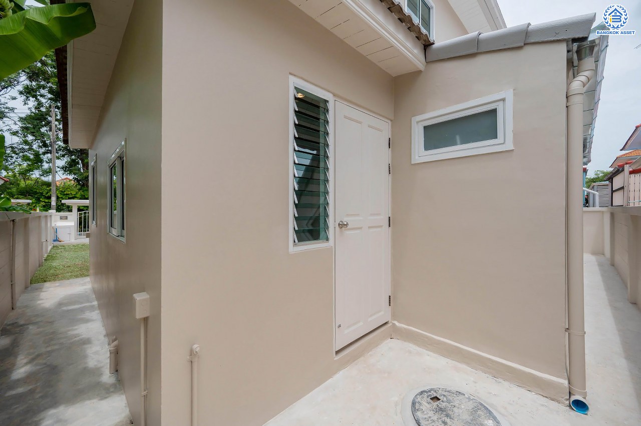 บ้านมือสองตกแต่งใหม่ โครงการ มณีรินทร์ เลคแอนด์พาร์ค ราชพฤกษ์-ติวานนท์ เนื้อที่ 64.1 ตร.ว. ฟังก์ชัน 4 ห้องนอน 3 ห้องน้ำ 1 ห้องอเนกประสงค์ จอดรถได้ 2 คัน บรรยากาศเงียบสงบเป็นส่วนตัว สิ่งอำนวยความสะดวกมากมาย บนทำเลติดถนนใหญ่ เชื่อมต่อถนนราชพฤกษ์ ใกล้จุดขึ้นทางด่วน "ศรีสมาน"...